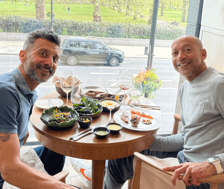 Manu & Woodie having lunch